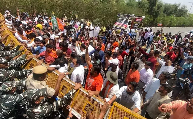 ତେଲ ଉପରୁ ଟିକସ ହ୍ରାସ ପାଇଁ କେଜ୍ରିୱାଲଙ୍କ ଘର ବାହାରେ ବିଜେପିର ହାଲ୍ଲାବୋଲ ….!