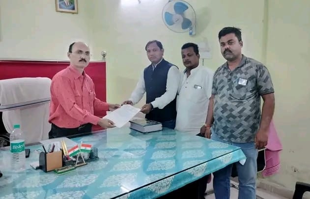 ରାମନାଗୁଡା ତହସିଲଦାର ଙ୍କୁ ପଂଚାୟତ ସମିତି ଅଧ୍ୟକ୍ଷ ଙ୍କ ପକ୍ଷରୁ ସ୍ମାରକପତ୍ର ପ୍ରଦାନ ।