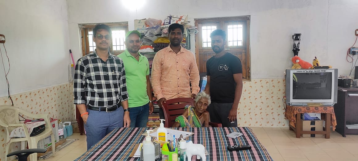 ଅସହାୟ ବୃଦ୍ଧାଙ୍କୁ ଉଦ୍ଧାର ; ପରିବାରଙ୍କୁ ହସ୍ତାନ୍ତର କଲା ଗୁଣପୁର ଉପଖଣ୍ଡ ପ୍ରଶାସନ ….!