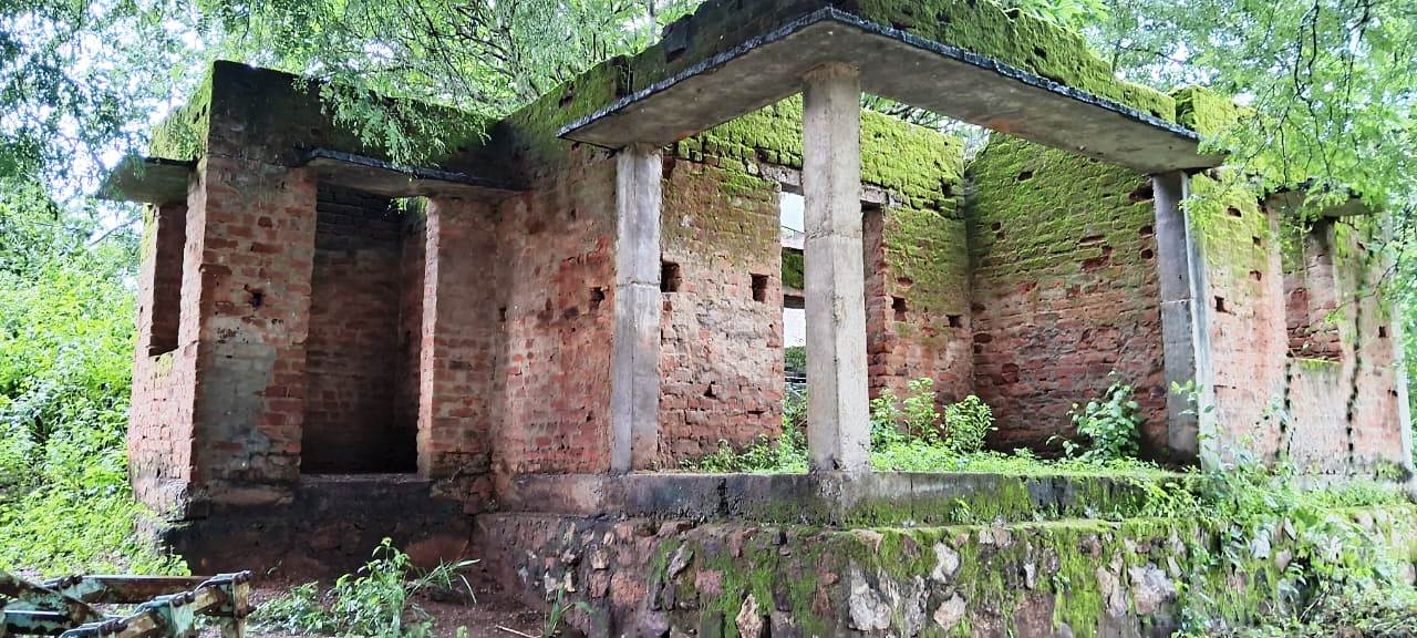 ଅଙ୍ଗନା ବାଡ଼ି କେନ୍ଦ୍ରର ଛାତ ଆଠ ବର୍ଷ  ପଡ଼ି ପାରୁନି;ଟଙ୍କା ଚଳୁ କରିଦେଇ ଛନ୍ତି ଅଧିକାରୀ…!