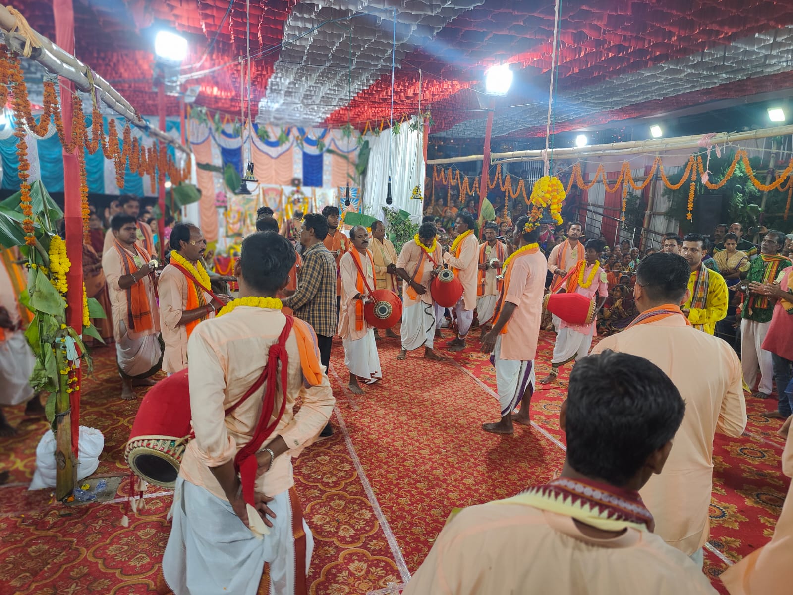 ମହାମନ୍ତ୍ର ରେ କମ୍ପୁଛି ଜଗନ୍ନାଥ ମନ୍ଦିର ପରିସର;ଅନ୍ନଜଜ୍ଞରେ ଦିନକୁ ଖାଉଛନ୍ତି ୧୦ ହଜାର ଭକ୍ତ…!