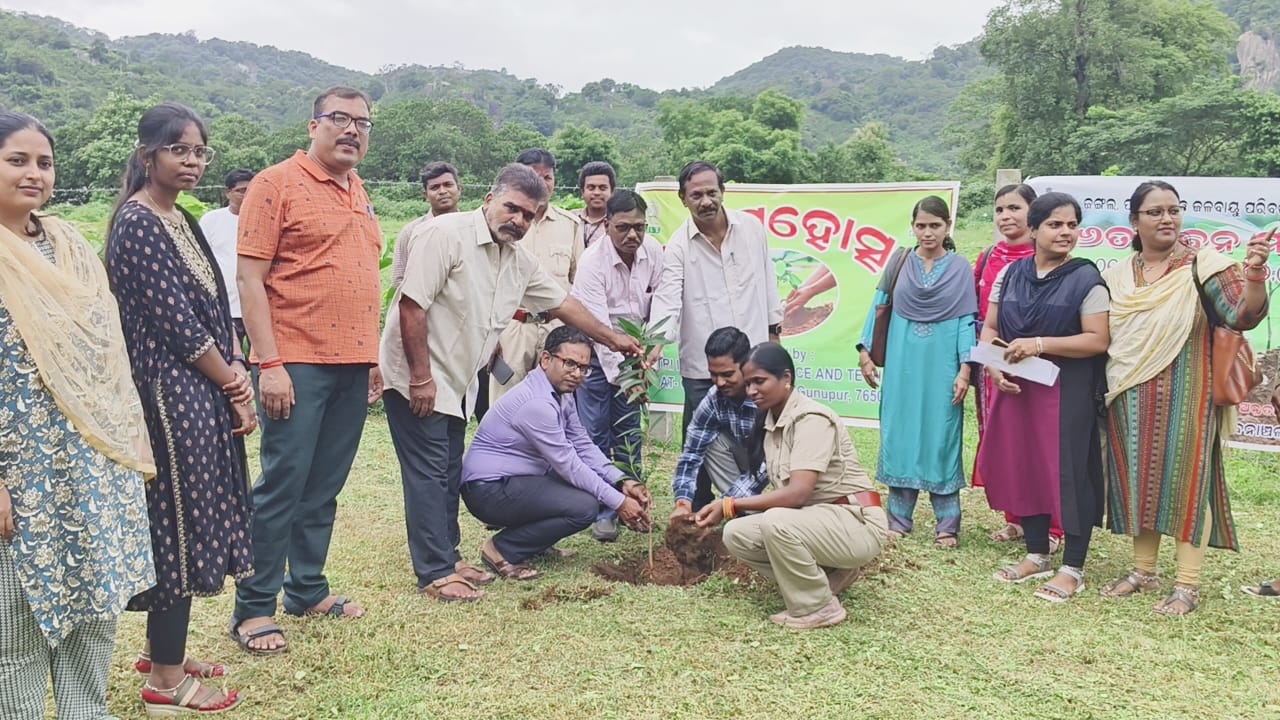 ଗାୟତ୍ରୀ ଫାର୍ମାସି ମହାବିଦ୍ୟାଳୟରେ ବନ ମହୋତ୍ସବ କାର୍ଯ୍ୟକ୍ରମ ପାଳିତ