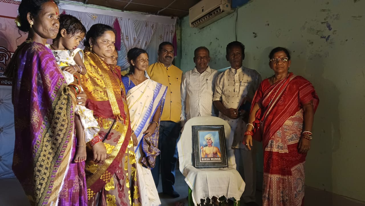 ଓଡିଶା ଆଦିବାସୀ ମଞ୍ଚ ତରଫରୁ ନିଆରା ଢଙ୍ଗରେ ପାଳିତ ହେଲା ବିଶ୍ଵ ଆଦିବାସୀ ଦିବସ …!