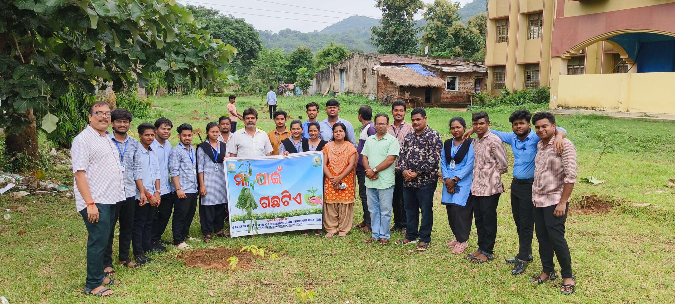 ଗାୟତ୍ରୀ ଫାର୍ମାସି ମହାବିଦ୍ୟାଳୟରେ ‘ମାଆ ପାଇଁ ଗଛ ଟିଏ’ ବୃକ୍ଷରୋପଣ ଅଭିଯାନ…!