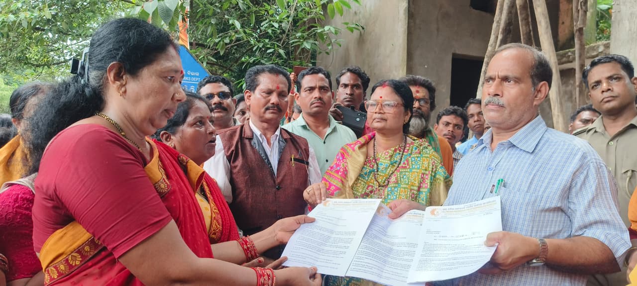 ଅଲ୍ ଓଡିଶା ଅଙ୍ଗନୱାଡ଼ି ଲେଡିଜ୍ ୱାର୍କରର୍ସ ଆସୋସିଏସନ୍ ପକ୍ଷରୁ ଜିଲ୍ଲାପାଳଙ୍କ କାର୍ଯ୍ୟାଳୟ ସମ୍ମୁଖରେ ଧାରଣା ସହ ମାନ୍ୟବର ପ୍ରଧାନମନ୍ତ୍ରୀ ମାନ୍ୟବର ମୁଖ୍ୟମନ୍ତ୍ରୀ ଏବଂ ବିଭାଗୀୟ ମନ୍ତ୍ରୀଙ୍କ ଉଦ୍ଦେଶ୍ୟରେ ଦାବି ପତ୍ର ପ୍ରଦାନ…!