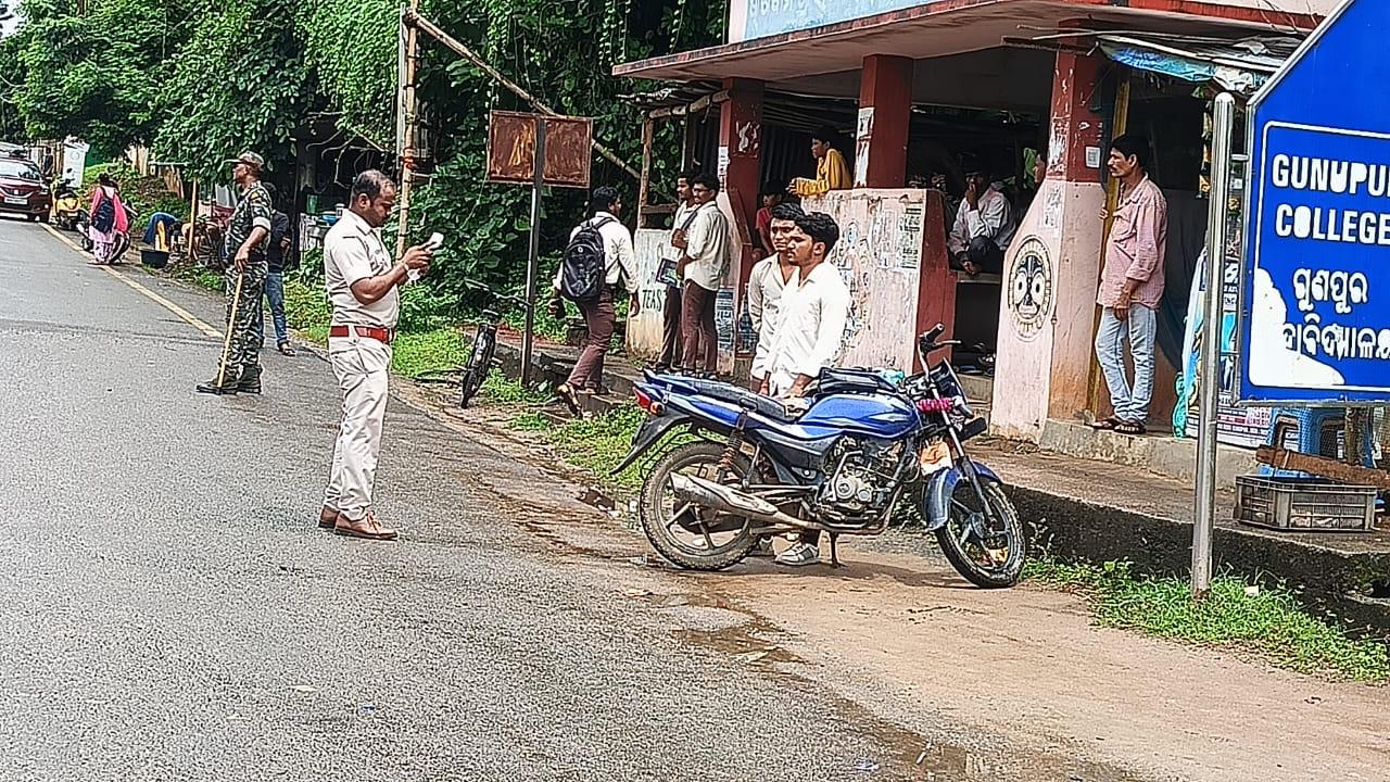 ପରିବହନ ବିଭାଗ ତରଫରୁ ଗାଡି ତଲାସୀ ଓ ସଚେତନତା କାର୍ଯ୍ୟକ୍ରମ ।  ପିଲାଙ୍କୁ ଗାଡି ନଦେବାକୁ ଅପିଲ ପିଲା ଭୁଲ କଲେ ଅଭିଭାବକ ଗଣିବେ ତଣ୍ଡ…!