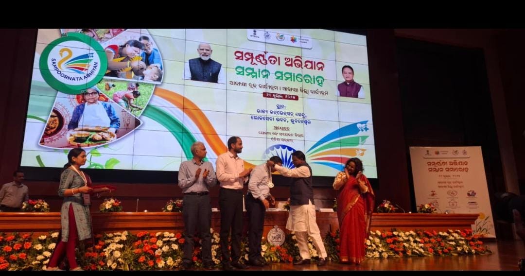 ସମ୍ପୂର୍ଣ୍ଣତା ପାଇଁ ପଦ୍ମପୁର ଓ ମୁନିଗୁଡା ବ୍ଲକକୁ ସମ୍ମାନିତ କଲେ ମାନ୍ୟବର ମୁଖ୍ୟମନ୍ତ୍ରୀ