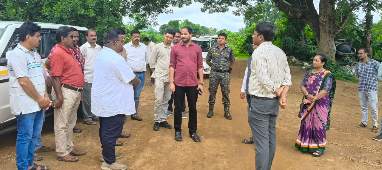 ରାୟଗଡ ଜିଲ୍ଲାପାଳଙ୍କ ରାମନାଗୁଡ଼ା ବ୍ଲକ ପରିଦର୍ଶନ ; ବିଭିନ୍ନ ଉନ୍ନୟନମୂଳକ କାର୍ଯ୍ୟର କଲେ ସମୀକ୍ଷା