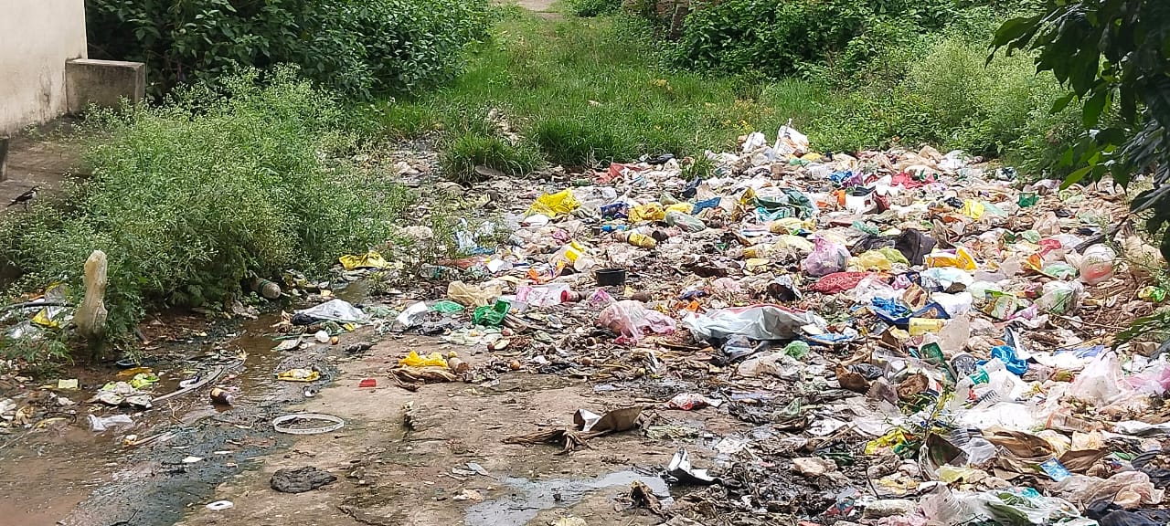 ସିସି ରାସ୍ତା ଉପରେ କୁଢ କୁଢ଼ ଅଳିଆ ଆବର୍ଜନା ; ପ୍ରଶାସନ ସାଜିଛି ନୀରବ ଦ୍ରଷ୍ଟା