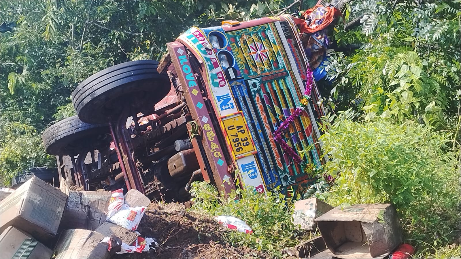 ଘାଟି ଉପରୁ ତଳକୁ ଖସିଲା ତେଲ ବୋଝେଇ ଟ୍ରକ, ଡ୍ରାଇଭର ଓ ହେଲ୍ପର ଆହତ…!