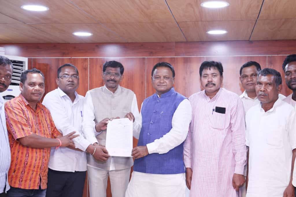 ଟିକିରି କୁ ବ୍ଲକ ଘୋଷଣା ଦାବିରେ ମୁଖ୍ୟମନ୍ତ୍ରୀ ଙ୍କୁ ଭେଟିଲେ ଅଞ୍ଚଳବାସୀ…!