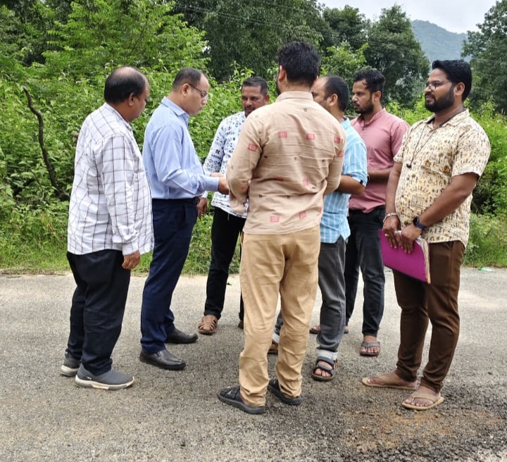 ଅତିରିକ୍ତ ଜିଲ୍ଲାପାଳ ଶ୍ରୀ ନିହାର ରଞ୍ଜନ କହଁରଙ୍କ ଚନ୍ଦ୍ରପୁର ତହସିଲ ପରିଦର୍ଶନ ଓ ରାଜସ୍ୱ କାର୍ଯ୍ୟକ୍ରମ ସମୀକ୍ଷା…!